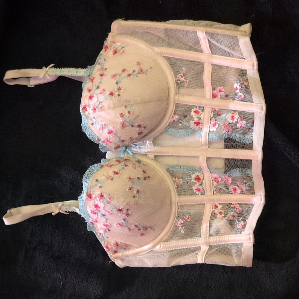 Ole Ole white w/embroidered flower bustier